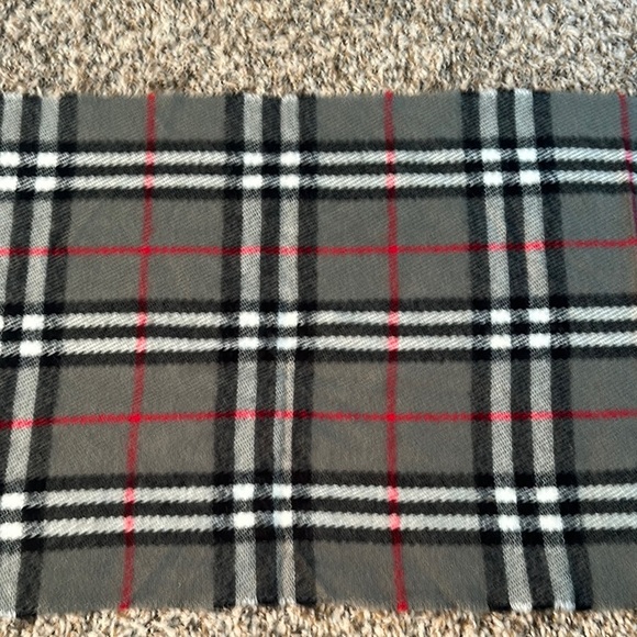 Burberry Gray , Black, and Red Checkered Scarf - Vintage Burberrys. - lambs wool - Picture 11 of 14